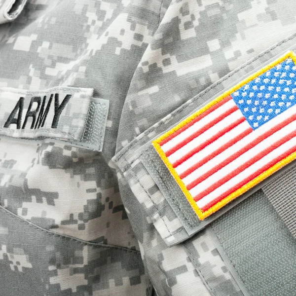 Foto de estúdio de nós bandeira remendo do ombro em uniforme militar — Fotografia de Stock