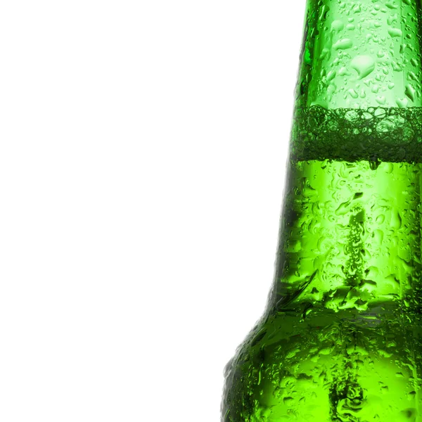 Botella de cerveza verde con agua cae sobre fondo blanco - de cerca —  Fotos de Stock