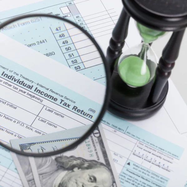 USA 1040 Tax Form with magnifying glass and hourglass - close up — Stock Photo, Image