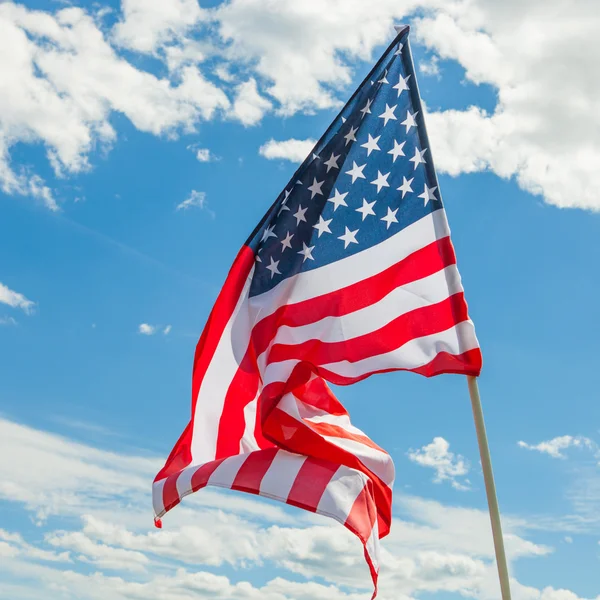 USA vlag met wolken op achtergrond - close-up buiten schot — Stockfoto