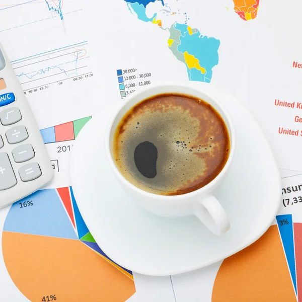 Tazza di caffè e calcolatore sopra documenti finanziari - primi piani — Foto Stock