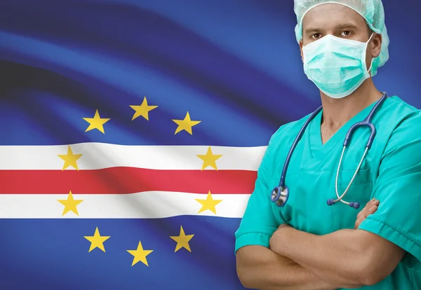 Χειρουργός με σημαία επάνω σε φόντο σειρά - Πράσινο Ακρωτήριο — Φωτογραφία Αρχείου