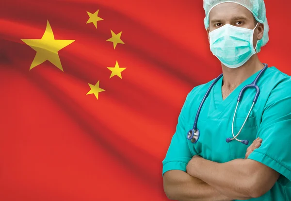 Chirurgo con la bandierina sulla serie della priorità bassa - Cina — Foto Stock
