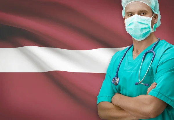Хірург з прапором на тлі серії - Латвія — стокове фото