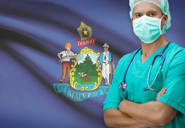 Cirujano con nosotros Estados banderas en la serie de fondo - Maine — Foto de Stock