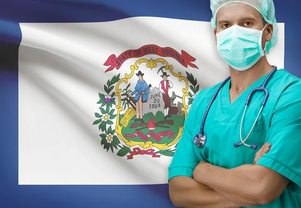 Chirurgien avec nous drapeaux d'états sur des séries de fond - Virginie-Occidentale — Photo