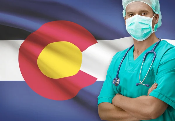 Хирург с нами государства флага на фоне серии - Колорадо — стоковое фото