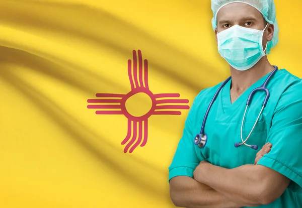 Хірург у нас говориться, прапори на фоні серії - Нью-Мексико — стокове фото