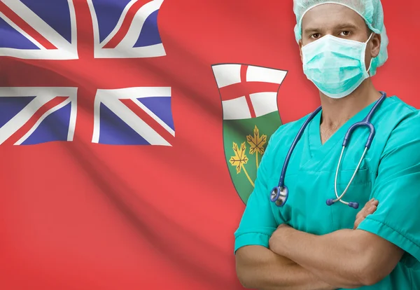 Хирург с канадским флагом провинции на фоне серии - Онтарио — стоковое фото