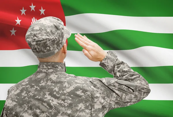 Soldaat in hoed geconfronteerd met nationale vlag serie - Abchazië — Stockfoto