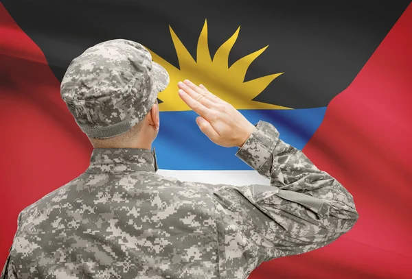 Soldado en sombrero ante serie de bandera nacional - Antigua y Barbuda — Foto de Stock