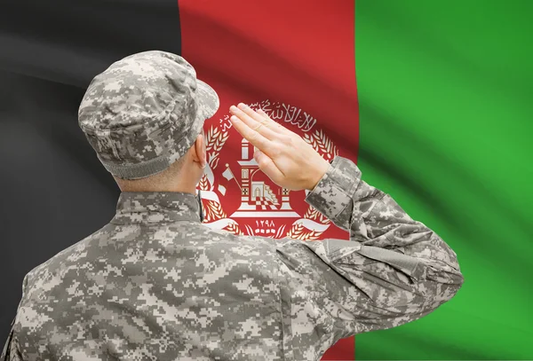 Солдат в шляпе, стоящие перед национальным флагом серии - Афганистан — стоковое фото