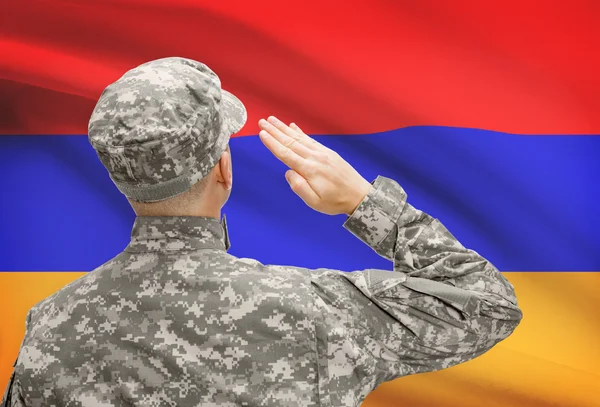 Soldaat in hoed geconfronteerd met nationale vlag serie - Armenië — Stockfoto