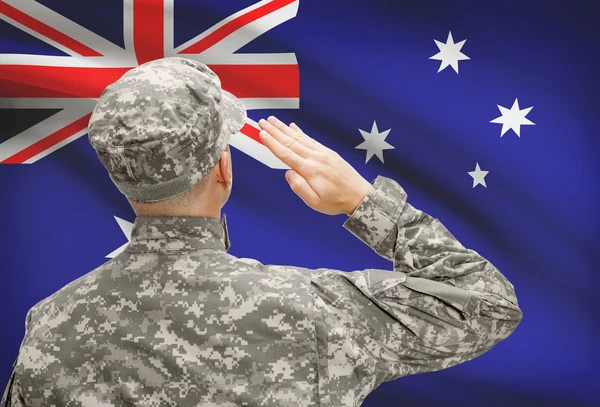 Soldat i hat inför nationella flagga rad - Australien — Stockfoto