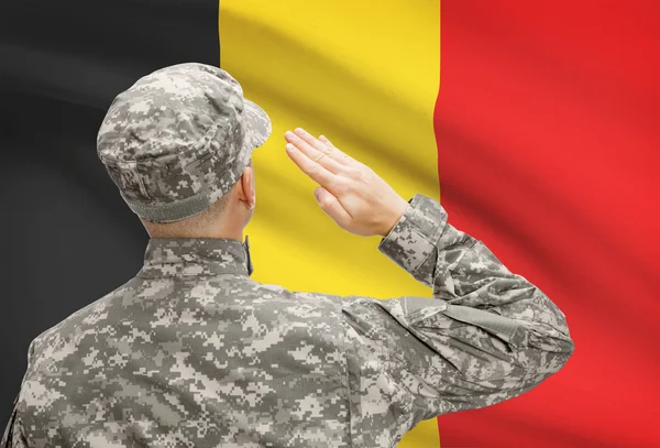 Soldaat in hoed geconfronteerd met nationale vlag serie - België — Stockfoto