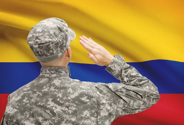 Soldat au chapeau face à la série des drapeaux nationaux - Colombie — Photo