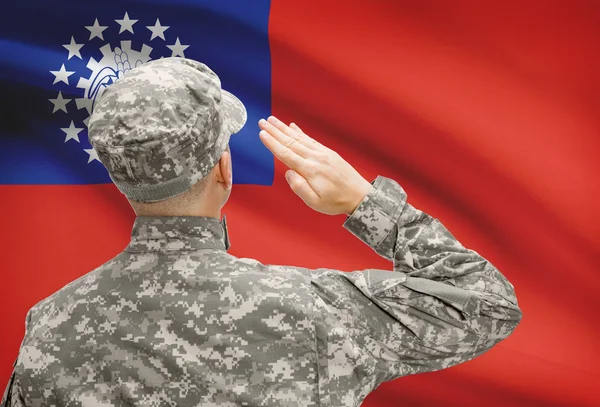 Soldado en sombrero ante serie de bandera nacional - Birmania — Foto de Stock