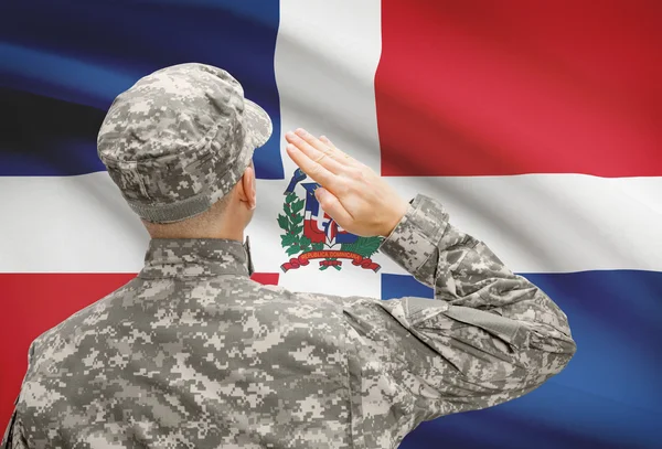 Soldat au chapeau face à la série des drapeaux nationaux - République dominicaine — Photo