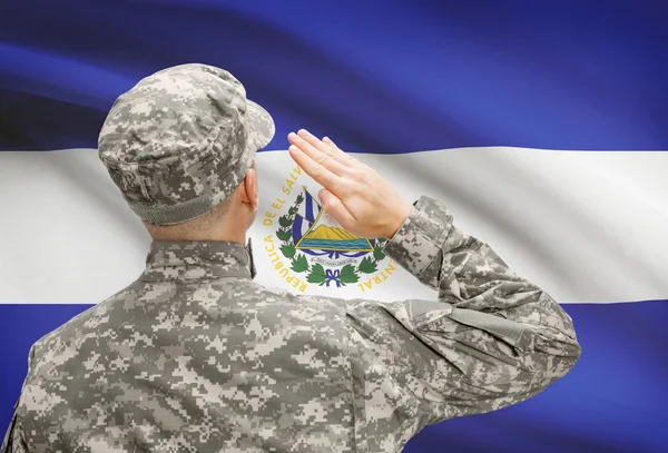 Soldat au chapeau face à la série des drapeaux nationaux - El Salvador — Photo