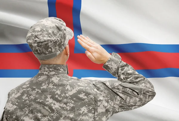 Soldat i hat inför nationella flagga rad - Färöarna — Stockfoto