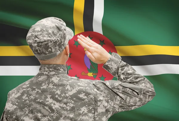 Soldado en sombrero ante serie de bandera nacional - Dominica — Foto de Stock