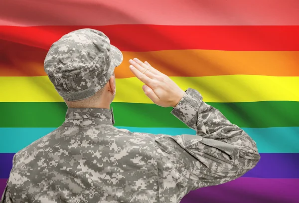 Soldado en sombrero ante serie de bandera nacional - bandera Lgbt — Foto de Stock