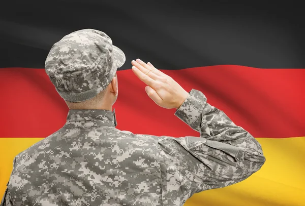 Soldat au chapeau face à la série des drapeaux nationaux - Allemagne — Photo