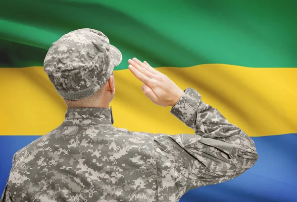 Soldat au chapeau face à la série des drapeaux nationaux - Gabon — Photo