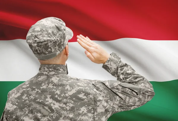 Soldado en sombrero ante serie de bandera nacional - Hungría — Foto de Stock