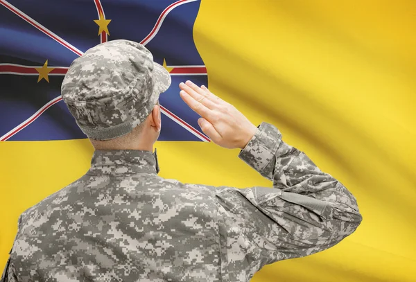 Soldier in hat facing national flag series - Niue — Stock Photo, Image