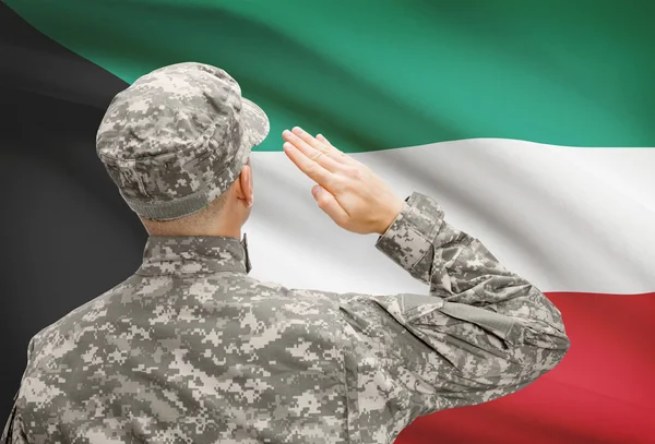 Soldat au chapeau face à la série des drapeaux nationaux - Koweït — Photo