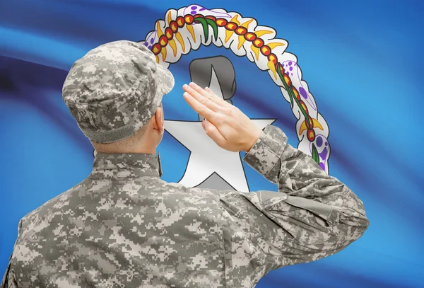 Żołnierz w kapeluszu w obliczu flagi narodowej serii - Mariany Północne — Zdjęcie stockowe