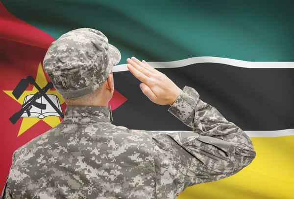 Soldado en sombrero ante serie de bandera nacional - Mozambique — Foto de Stock