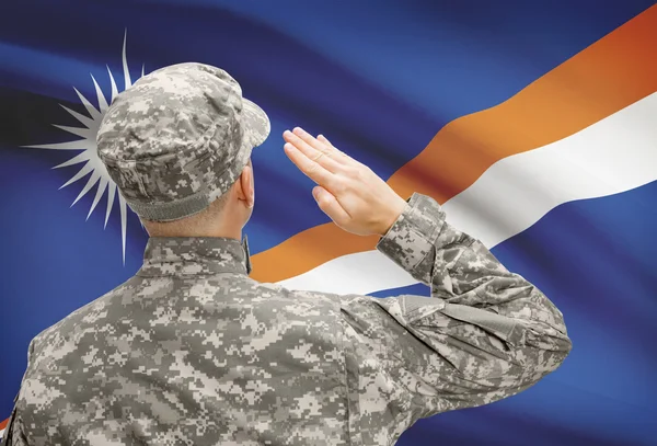 Солдат в шляпе, стоящие перед национальным флагом серии - Маршалловы острова — стоковое фото
