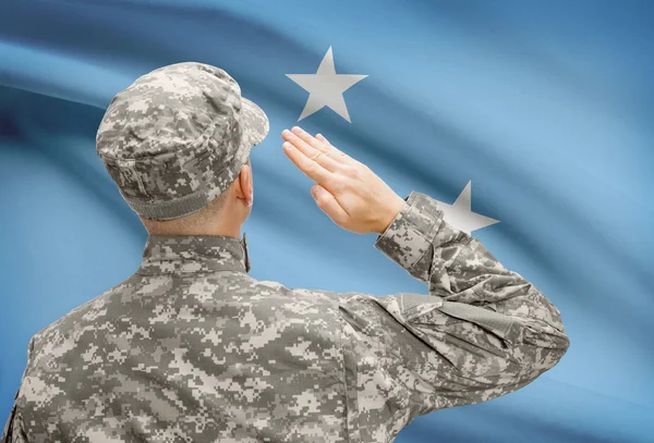 Katona kalapban, szemben a nemzeti zászló sorozat - Mikronézia — Stock Fotó