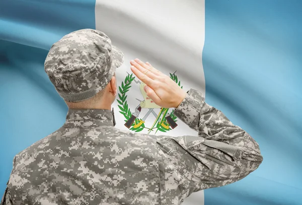 Soldat au chapeau face à la série des drapeaux nationaux - Guatemala — Photo