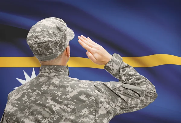 Soldado en sombrero ante serie de bandera nacional - Nauru — Foto de Stock