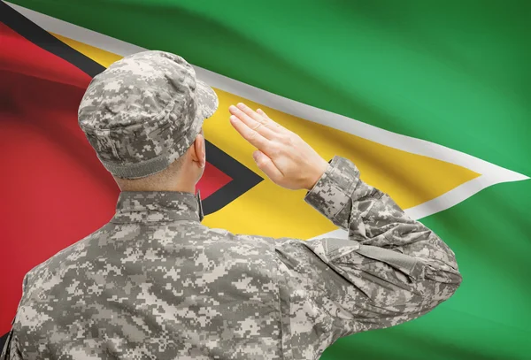Soldaat in hoed geconfronteerd met nationale vlag serie - Guyana — Stockfoto