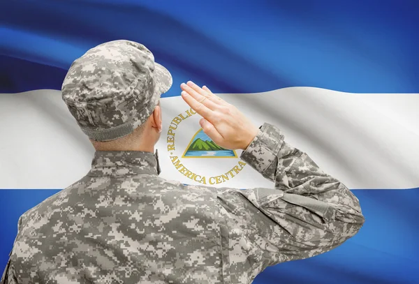 Soldado en sombrero ante serie de bandera nacional - Nicaragua —  Fotos de Stock