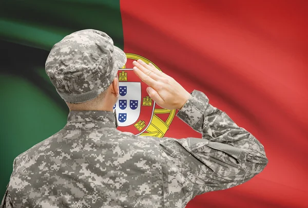 Soldat i hat inför nationella flagga rad - Portugal — Stockfoto