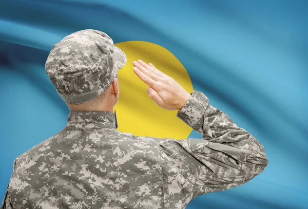 Soldado en sombrero ante serie de bandera nacional - Palau — Foto de Stock