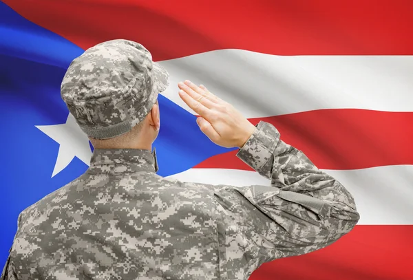 Soldado en sombrero ante serie de bandera nacional - Puerto Rico — Foto de Stock