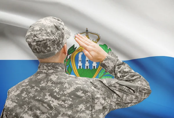 Soldat i hat inför nationella flagga rad - San Marino — Stockfoto