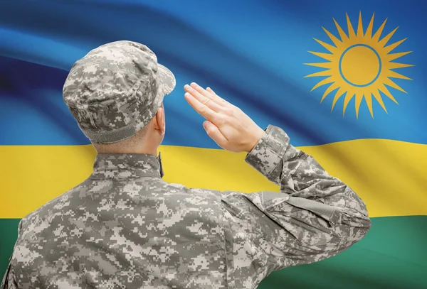 Soldado en sombrero ante serie de bandera nacional - Rwanda — Foto de Stock