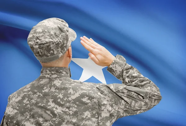 Katona kalapban, szemben a nemzeti zászló sorozat - Szomáliában — Stock Fotó