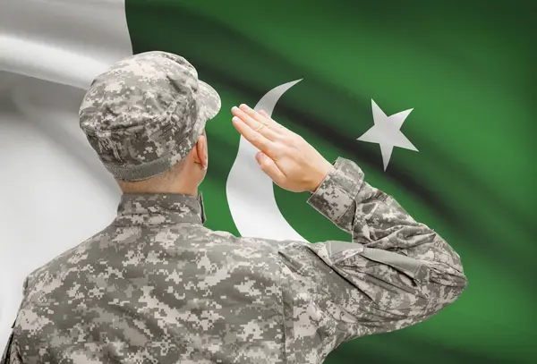 Soldier in hat facing national flag series - Pakistan — Stock Photo, Image