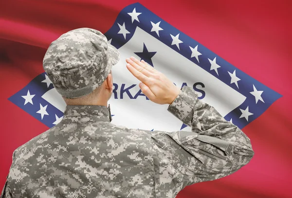 Żołnierz pozdrawiając nam Państwo bandery serii - Arkansas — Zdjęcie stockowe