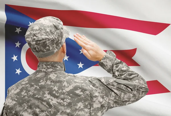 Soldier saluting to US state flag series - Ohio — Stock Photo, Image