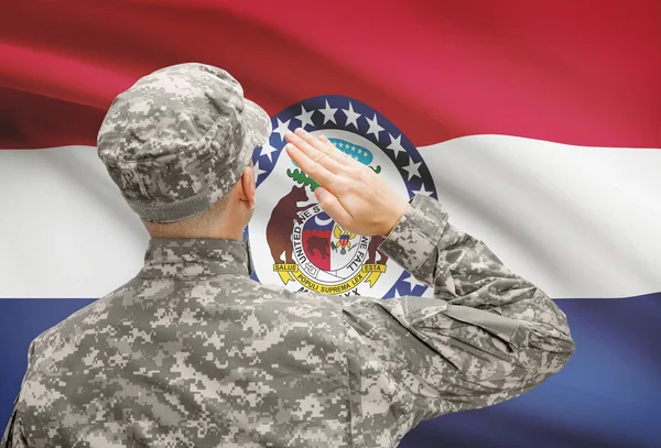 Soldier saluting to US state flag series - Missouri — Stock Photo, Image