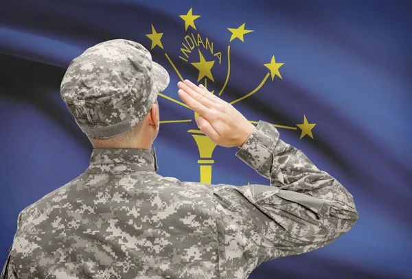 Soldat salutera oss statligt flagga serien - Indiana — Stockfoto